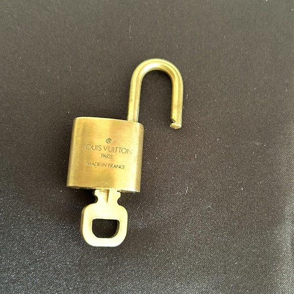 Louis Vuitton #311 Bass Lock/Key And 22”Unbranded Chain - Picture 8 of 10